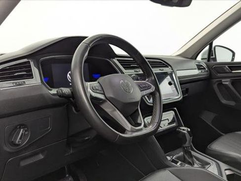 Used 2023 Volkswagen Tiguan SE w/ Panoramic Sunroof Package image 23
