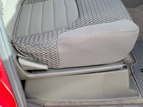 Used 2011 Nissan Frontier SV image 6