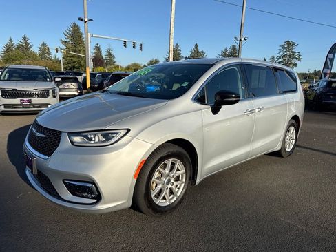 Used 2024 Chrysler Pacifica Touring-L FWD image 3