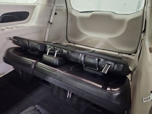 Used 2023 Chrysler Pacifica Touring-L image 39