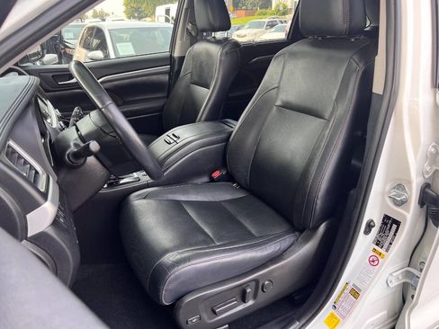 Used 2019 Toyota Highlander Limited image 18