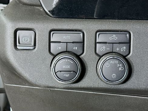 Used 2023 Chevrolet Silverado 1500 LT AWD/4WD image 17