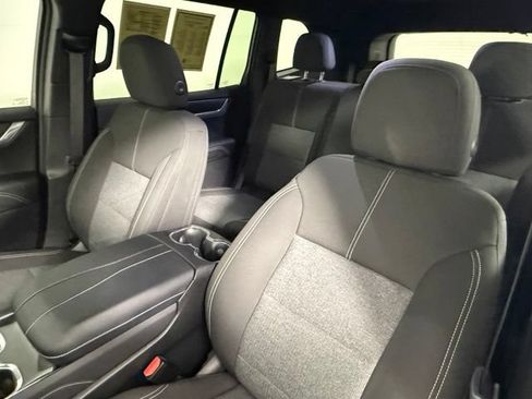 Used 2025 GMC Acadia Elevation FWD image 32