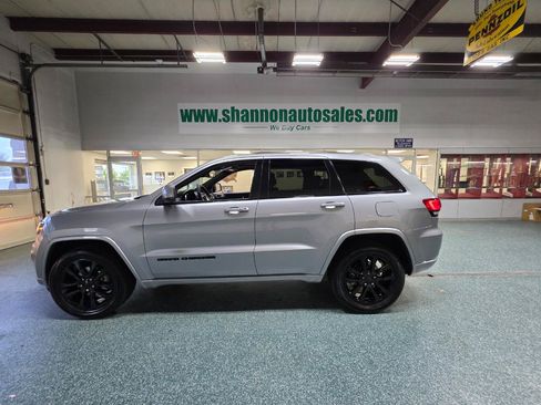 Used 2019 Jeep Grand Cherokee Altitude AWD/4WD image 11