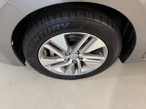 Used 2016 Toyota Corolla LE FWD image 11