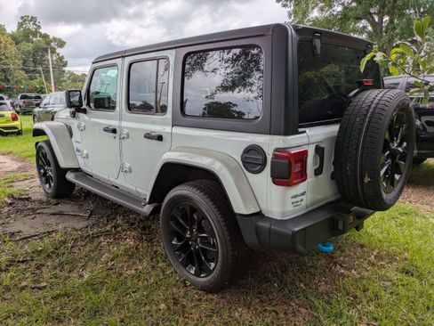 Used 2023 Jeep Wrangler Unlimited Sahara AWD/4WD image 4