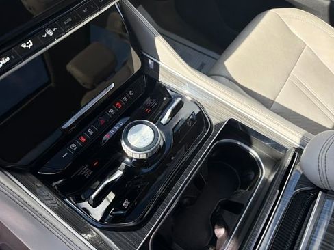 Used 2022 Jeep Wagoneer Series III w/ Premium Group I image 27