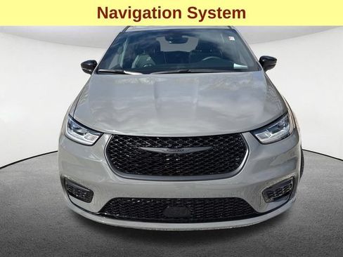 Used 2025 Chrysler Pacifica Limited AWD/4WD image 4