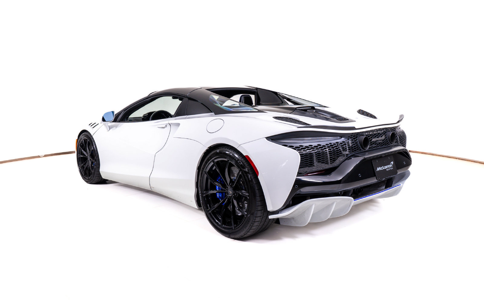 Used 2025 McLaren Artura Spider RWD image 4