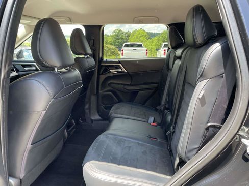 Used 2024 Mitsubishi Outlander SE FWD image 3