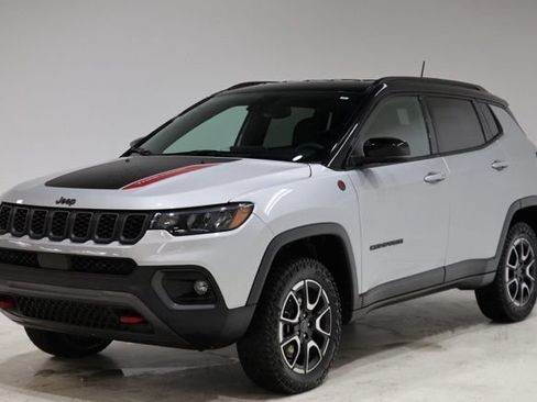 Used 2025 Jeep Compass Trailhawk AWD/4WD image 3