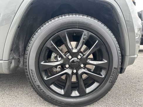 Used 2022 Jeep Grand Cherokee Laredo X image 16