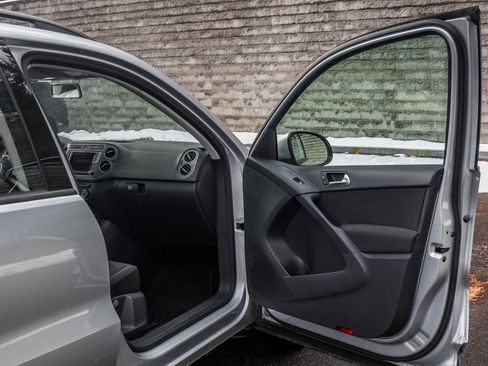 Used 2017 Volkswagen Tiguan Limited w/ Premium Package image 13