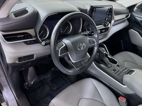 Used 2022 Toyota Highlander XLE image 18