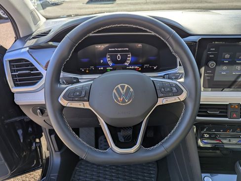 Used 2025 Volkswagen Taos SE w/ Panoramic Sunroof Package image 13