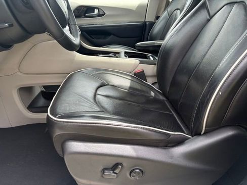 Used 2023 Chrysler Pacifica Limited FWD image 10