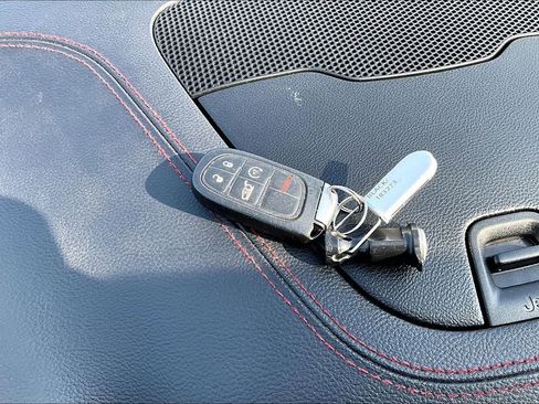 Used 2019 Jeep Cherokee Trailhawk w/ Comfort/Convenience Group AWD/4WD image 12