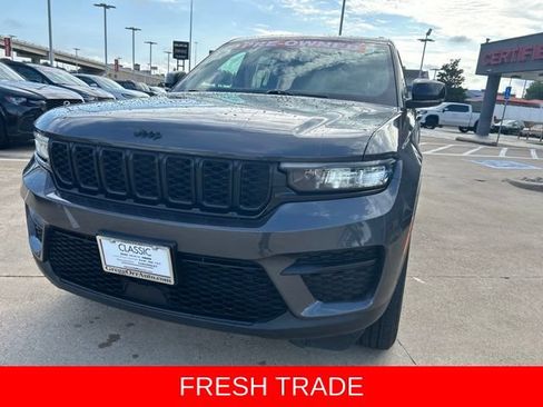 Used 2024 Jeep Grand Cherokee Altitude AWD/4WD image 3