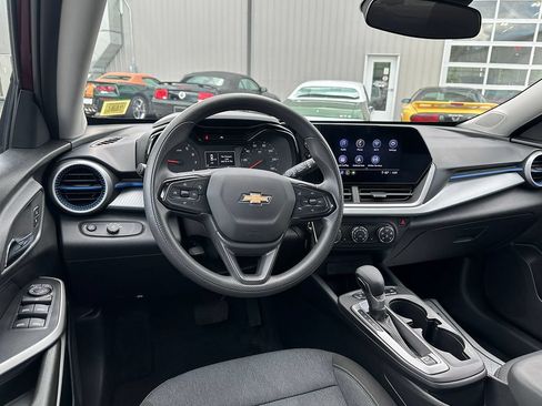Used 2024 Chevrolet Trax LS w/ LS Convenience Package FWD image 19