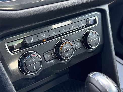 Used 2018 Volkswagen Tiguan SE w/ Panoramic Sunroof Package image 17