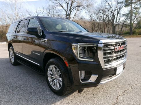Used 2022 GMC Yukon SLT w/ SLT Premium Package image 4