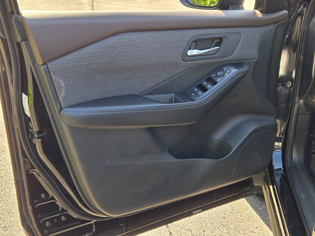 Used 2023 Nissan Rogue SV FWD image 19
