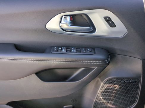 New 2026 Chrysler Pacifica Limited image 13