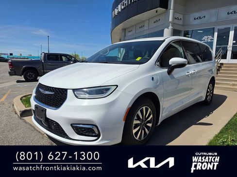 Used 2023 Chrysler Pacifica Touring-L FWD image 1