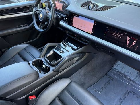 Used 2024 Porsche Cayenne Coupe AWD/4WD image 18