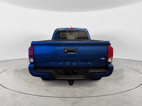 Used 2017 Toyota Tacoma TRD Sport w/ Tow Package AWD/4WD image 4