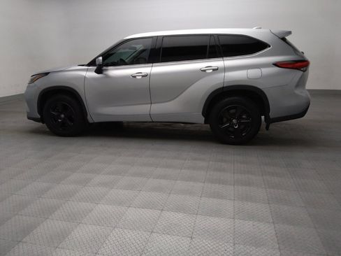 Used 2021 Toyota Highlander LE AWD/4WD image 3