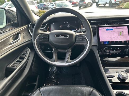 Used 2023 Jeep Grand Cherokee Limited w/ Luxury Tech Group II image 9