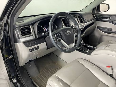 Used 2016 Toyota Highlander XLE AWD/4WD image 3