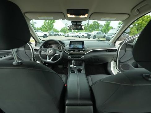 Used 2025 Nissan Altima 2.5 SV FWD image 23