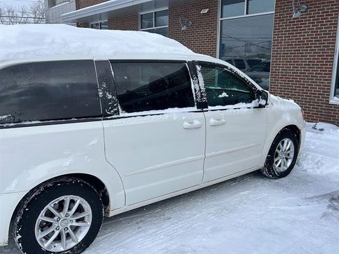 Used 2013 Dodge Grand Caravan SXT w/ UConnect Hands-Free Group image 2