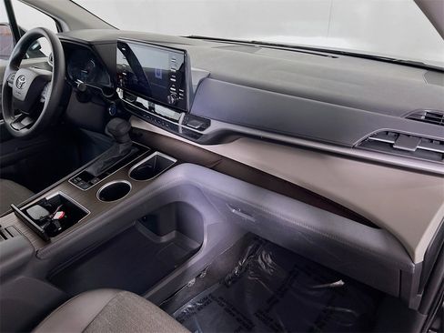 Certified 2024 Toyota Sienna LE image 27