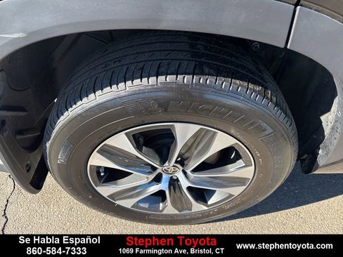 Used 2023 Toyota Highlander XLE image 9