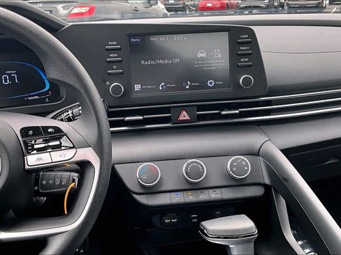 Certified 2025 Hyundai Elantra SE FWD image 8