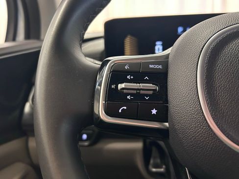 Used 2025 Kia Carnival FWD image 10