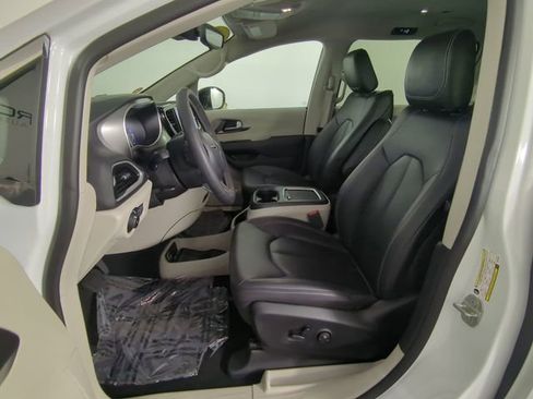 Used 2024 Chrysler Pacifica Touring-L FWD image 19