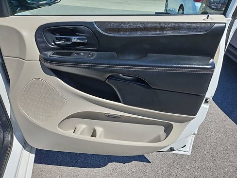 Used 2016 Chrysler Town & Country Touring image 23