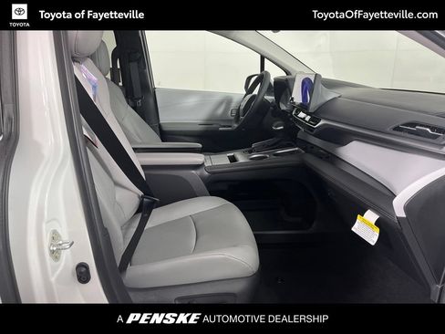 Used 2026 Toyota Sienna XLE FWD image 8