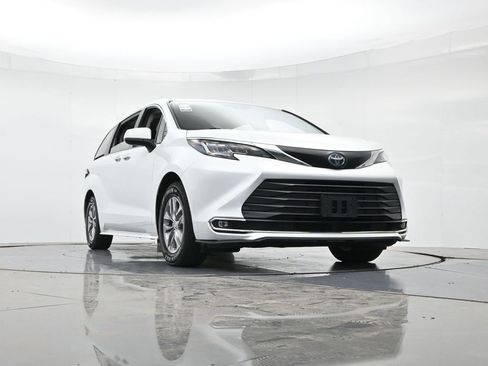 Used 2022 Toyota Sienna XLE image 32