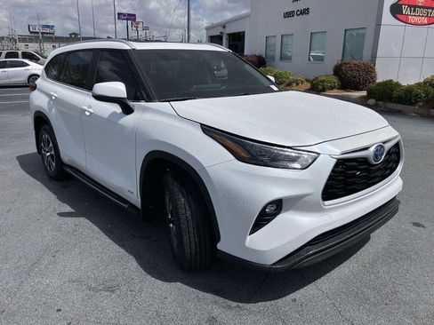 Used 2023 Toyota Highlander XLE image 7