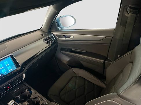 Used 2024 Volkswagen Atlas Cross Sport SE w/ Panoramic Sunroof Package image 24