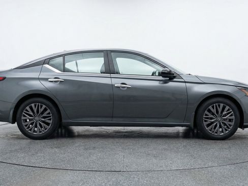 Used 2025 Nissan Altima 2.5 SV image 11