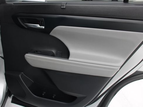 Certified 2022 Toyota Highlander XLE image 20