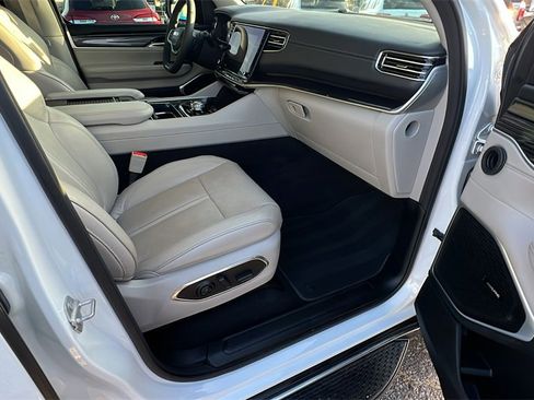 Used 2023 Jeep Wagoneer 4WD image 15