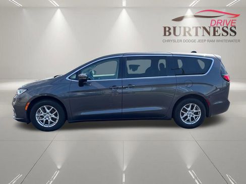 Used 2023 Chrysler Pacifica Touring-L FWD image 5