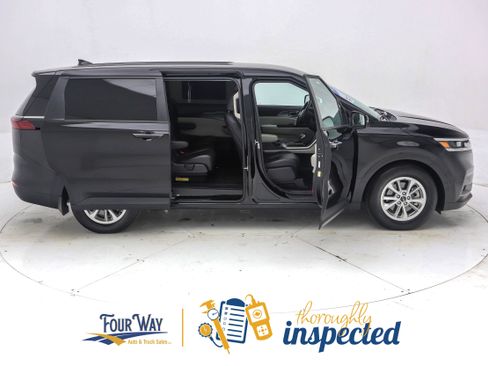 Used 2022 Kia Carnival LX image 3